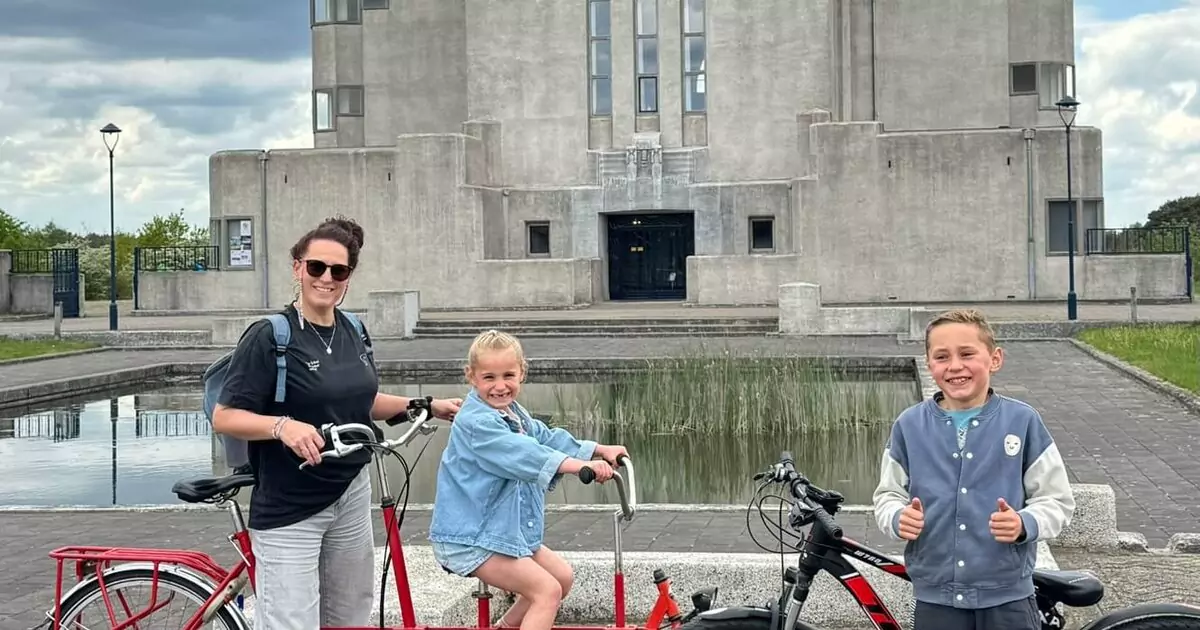 Myrthe en de kinderen met fietsen bij Radio Kootwijk tijdens een fietstocht op de Veluwe