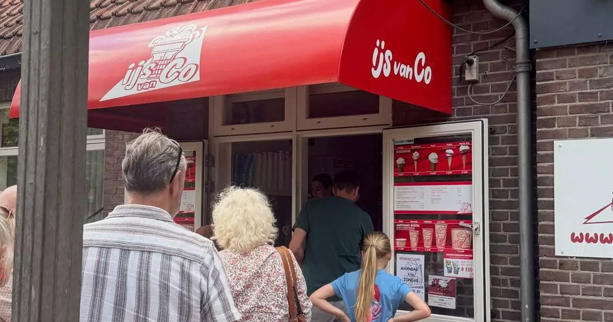 Wachtende mensen bij het loket van IJs van Co in Hoenderloo