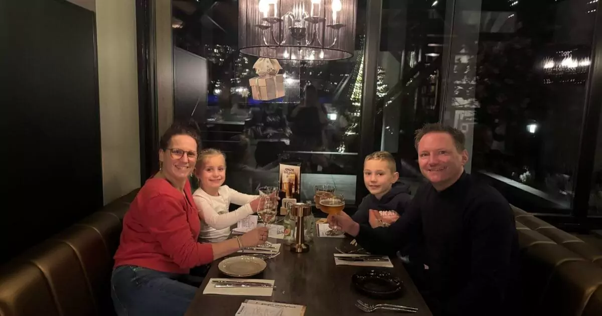 Gezin aan tafel in een restaurant in Hoenderloo