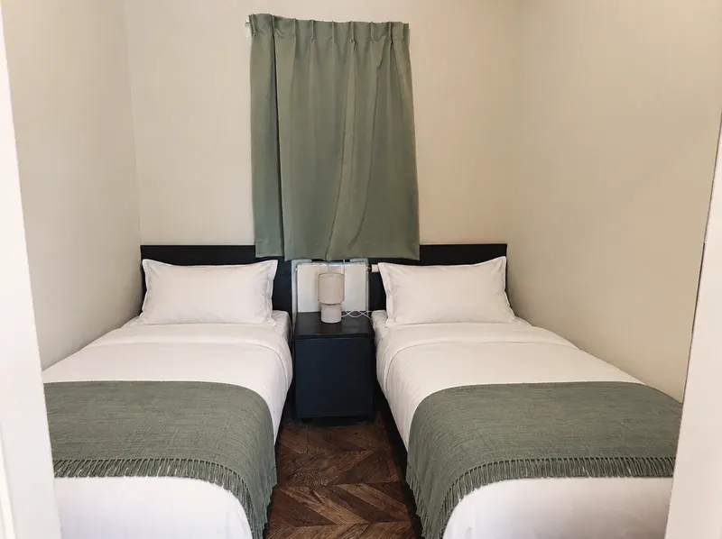 Slaapkamer met twee eenpersoons boxsprings