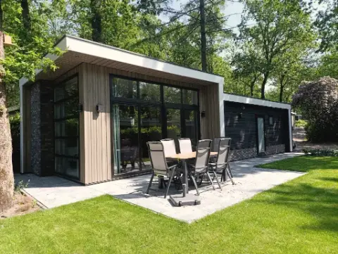 Het vrijstaande vakantiehuis met terras tussen de bomen