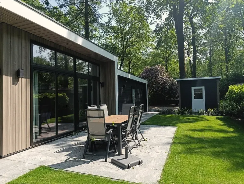 Terras met tuinset aan de omheinde tuin