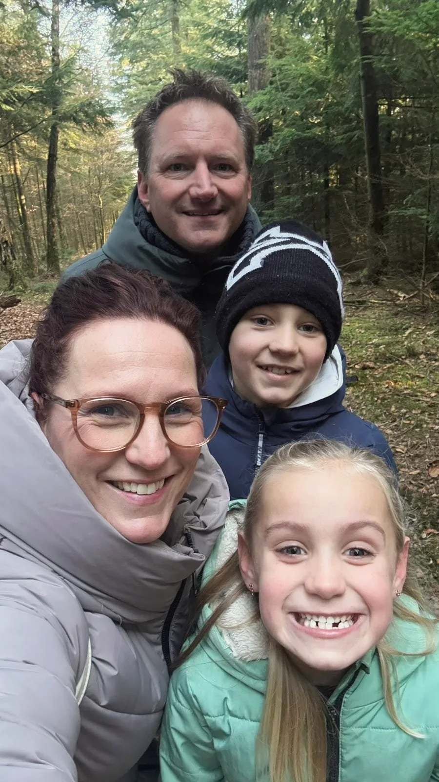 Myrthe en Mike met hun kinderen in het bos op de Veluwe