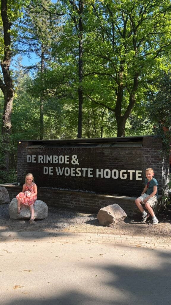 Twee kinderen bij de ingang van Park De Rimboe en De Woeste Hoogte in Hoenderloo