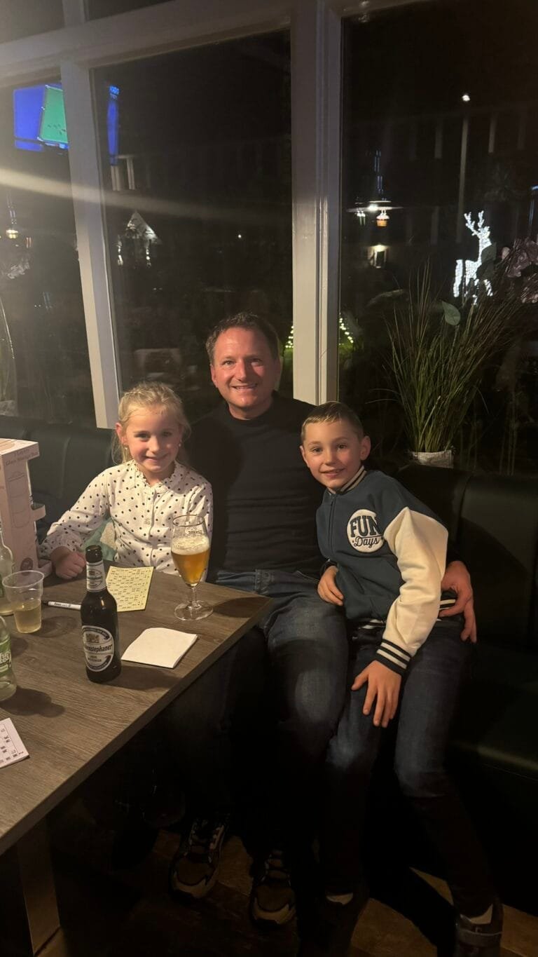 Mike met de kinderen tijdens een bingoavond in brasserie De Kleine Trek op het park