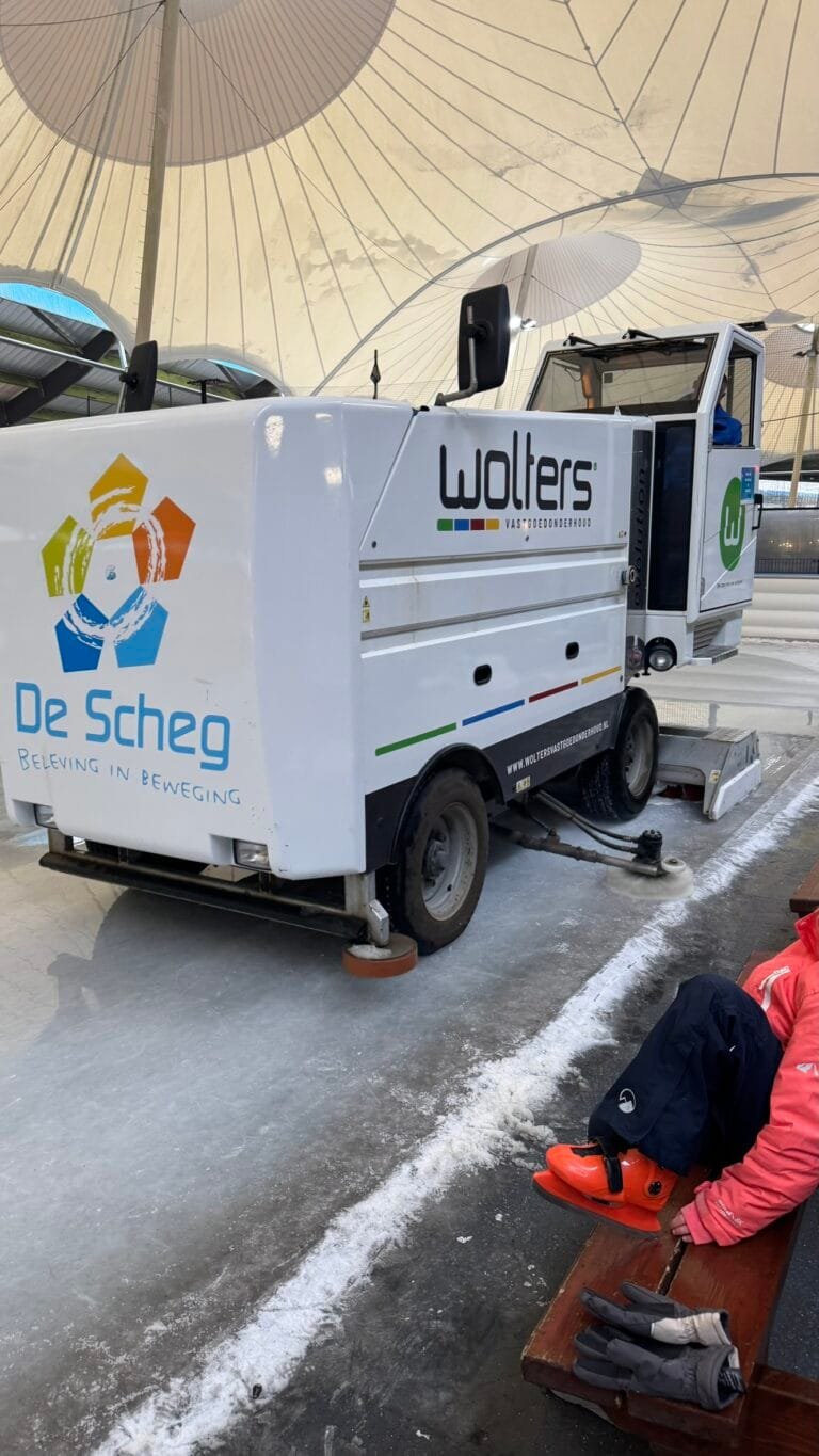 De dweilmachine maakt het ijs glad bij De Scheg in Deventer