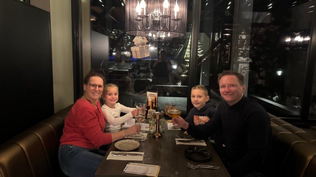 Myrthe en Mike met hun kinderen aan tafel bij Vonk, voorheen De Smaak van Hoenderloo, op het park