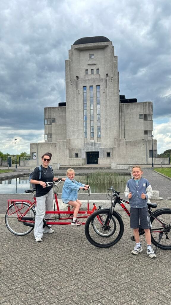 Gezin met fietsen op de Veluwe bij Radio Kootwijk