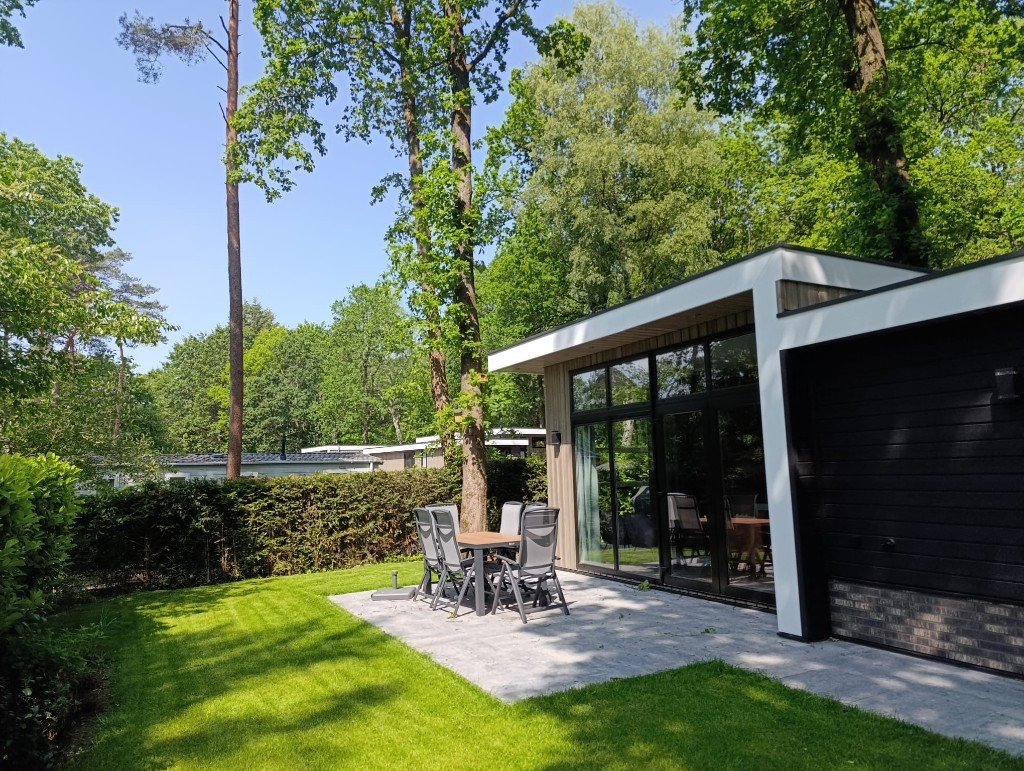 Tuin aan het bos bij vakantiehuis Woeste Hoogte 15 in Hoenderloo