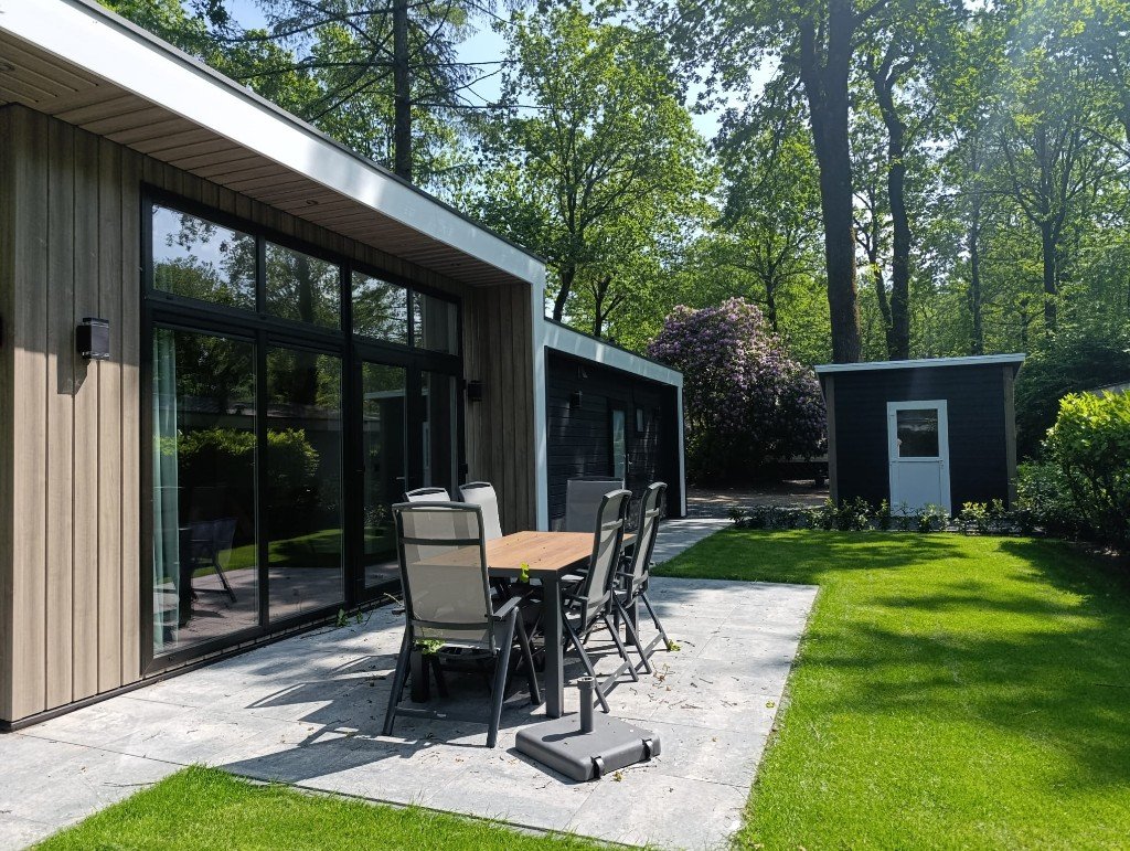 Terras met openslaande deuren bij Woeste Hoogte 15