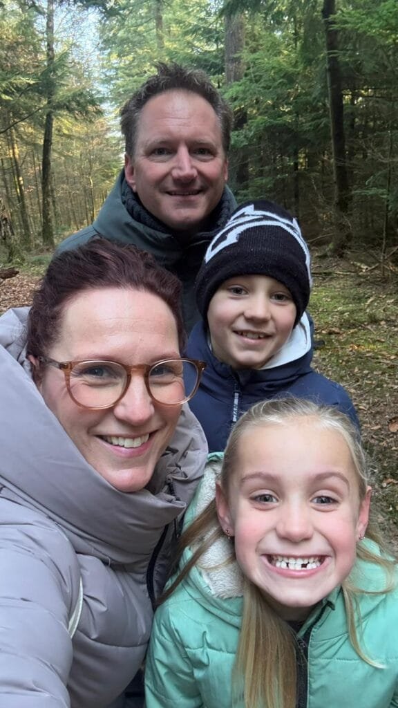Myrthe en Mike met hun twee kinderen in het bos op de Veluwe