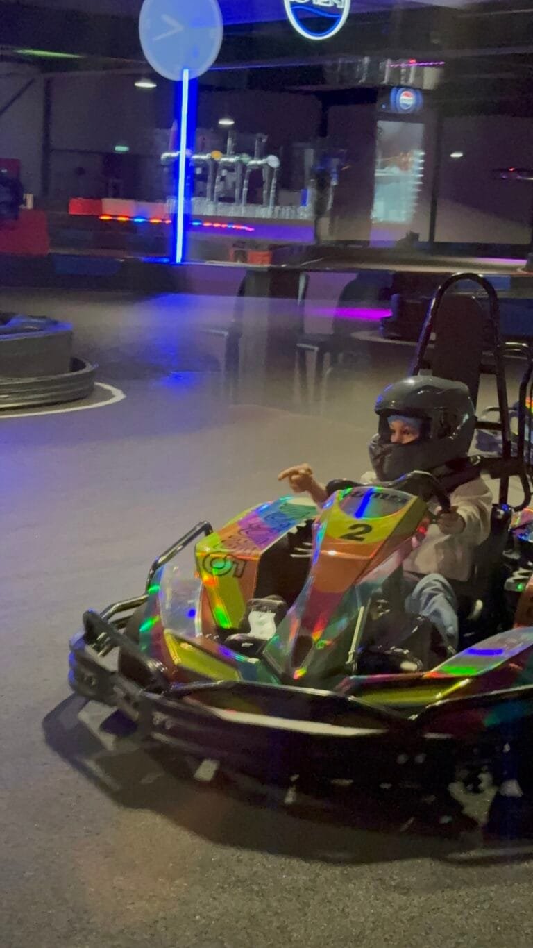 Kind aan het indoor karten bij ZERO55 in Apeldoorn