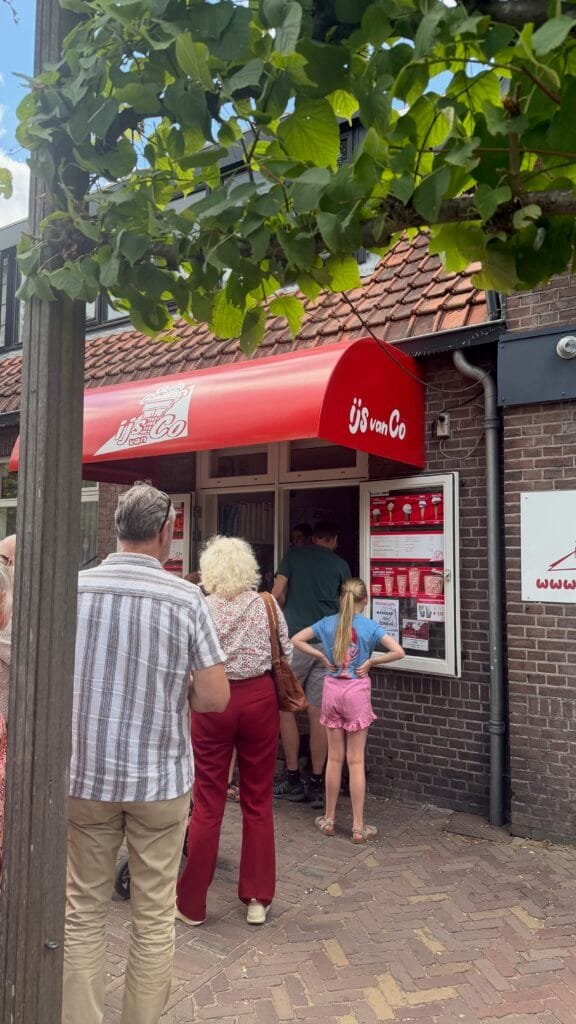 Wachtende rij voor het loket van IJs van Co in Hoenderloo
