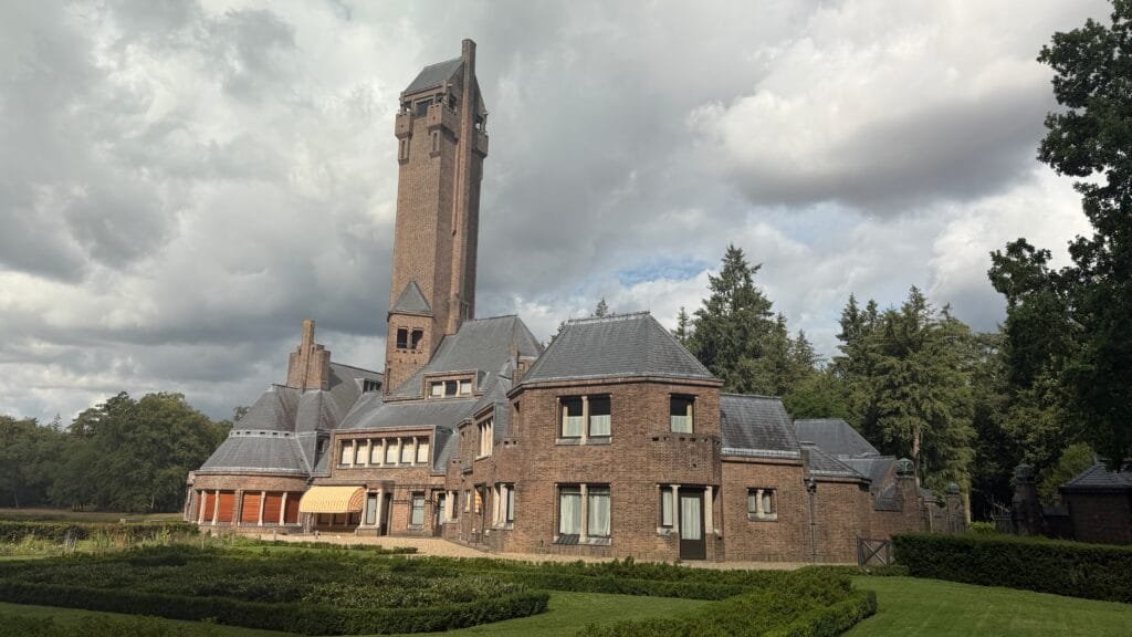 Jachthuis Sint Hubertus in Nationaal Park De Hoge Veluwe met zijn karakteristieke toren